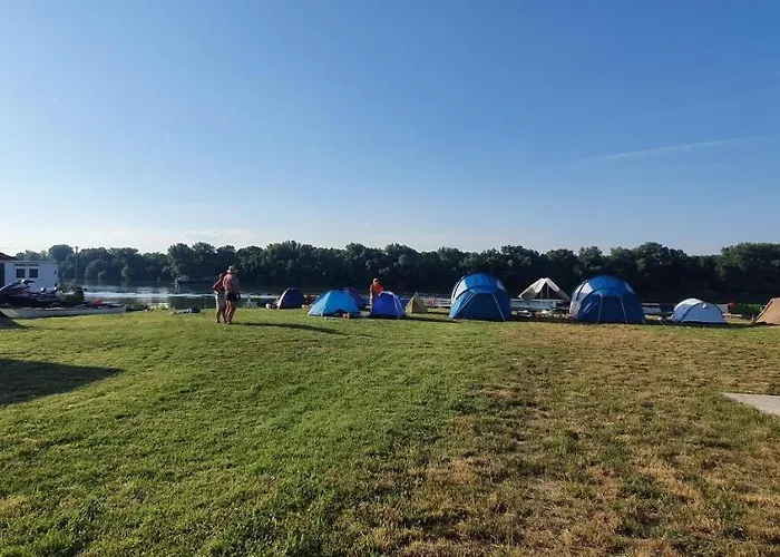 Къмпинг Camp & Sports Pri Popa *